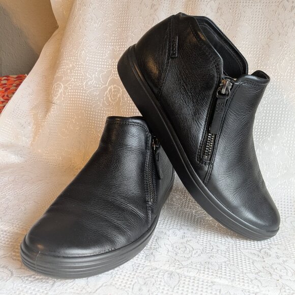 Ecco Soft 7 Black Smooth Leather Bootie Size 39 - Picture 1 of 15
